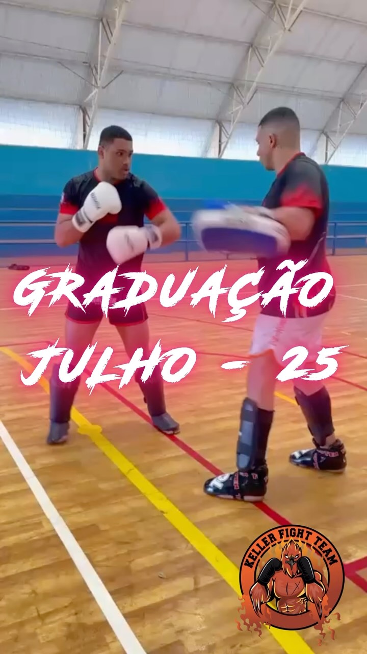 Dois atletas treinam com manoplas em quadra, com o texto Graduação Julho 25 e o logo da Keller Fight Team.